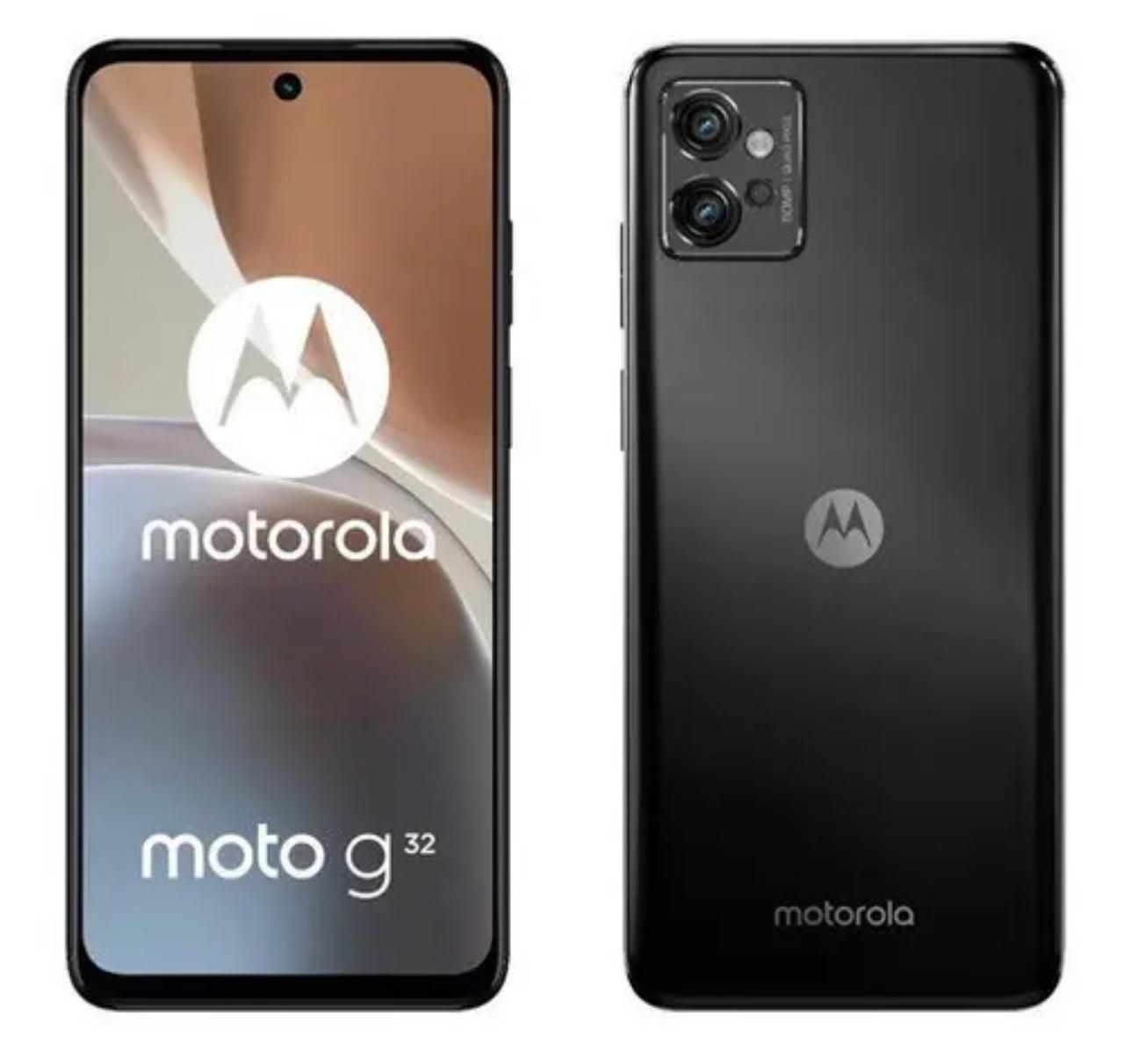 Se muestra el smartphone Motorola Moto G32 por delante y por detrás, con acabado en negro y triple cámara trasera.