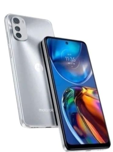 Smartphone plateado mostrado de frente y de espaldas sobre un fondo blanco, con triple cámara trasera y pantalla a color.