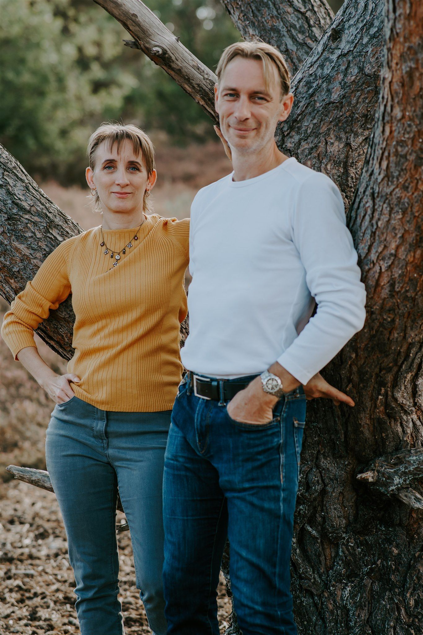 Susanne Verberk en Pascal Govaert Susanne en Pascal staan bij een oude dennenboom op de hei