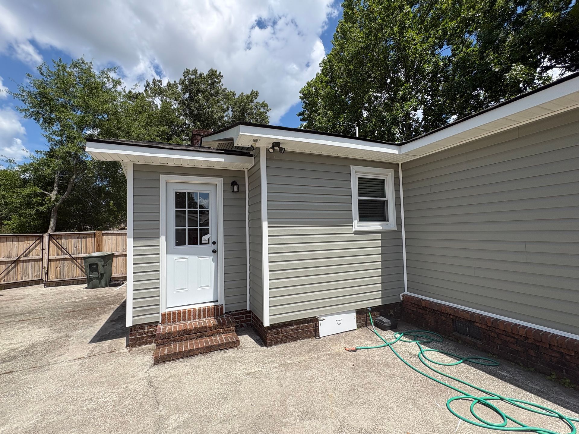 Completed fiber cement siding wall with factory color on a Lowcountry home by Charleston Roofs and Windows