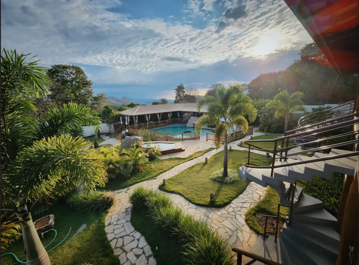 Um grande edifício com uma piscina na frente. pousada-dos-guias