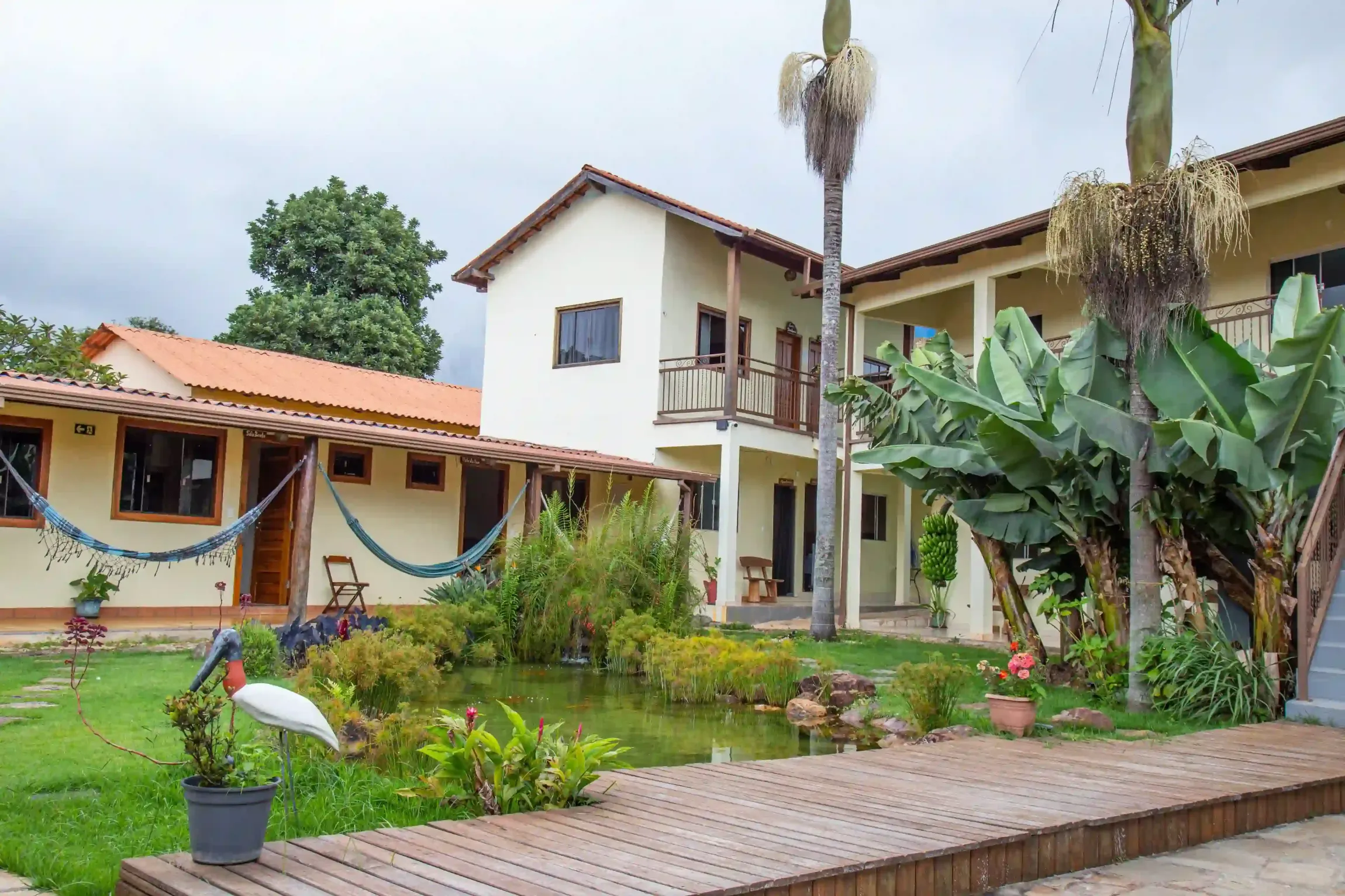 Uma casa grande com uma rede na frente. pousada-dos-guias