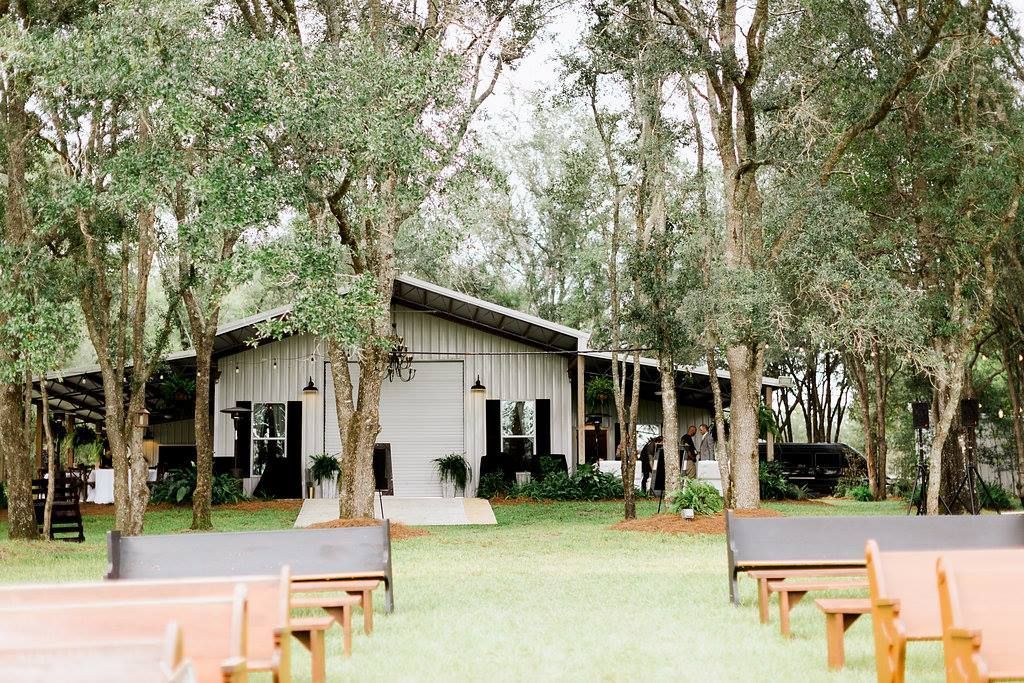 exterior of live oak plantation