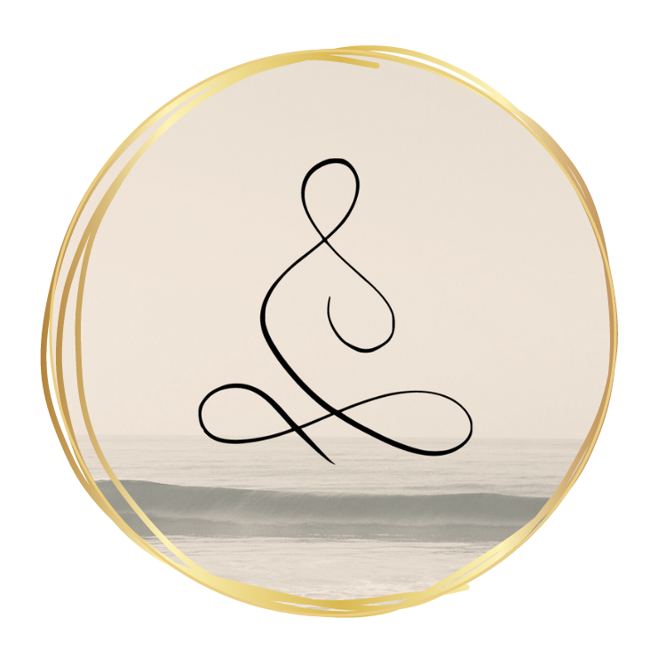 Meditierendes Symbol in Gold vor Meereswellen: Breathwork & Embodiment bei Heilpraktikerin Birgit Jensen in Bonn und Alfter