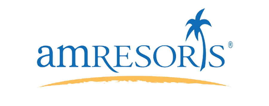 Logotipo de AmResorts en azul, con un trazo curvo naranja y una palmera decorativa