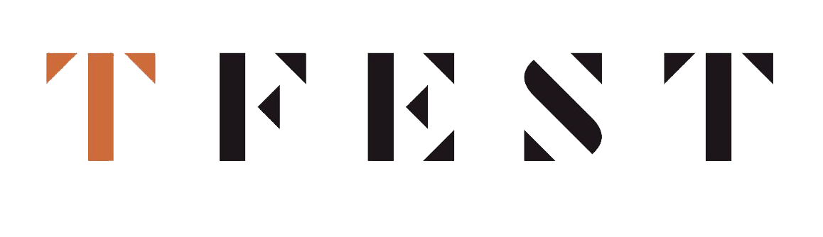 Logotipo estilizado de «TFEST» en naranja, negro y beige sobre fondo blanco