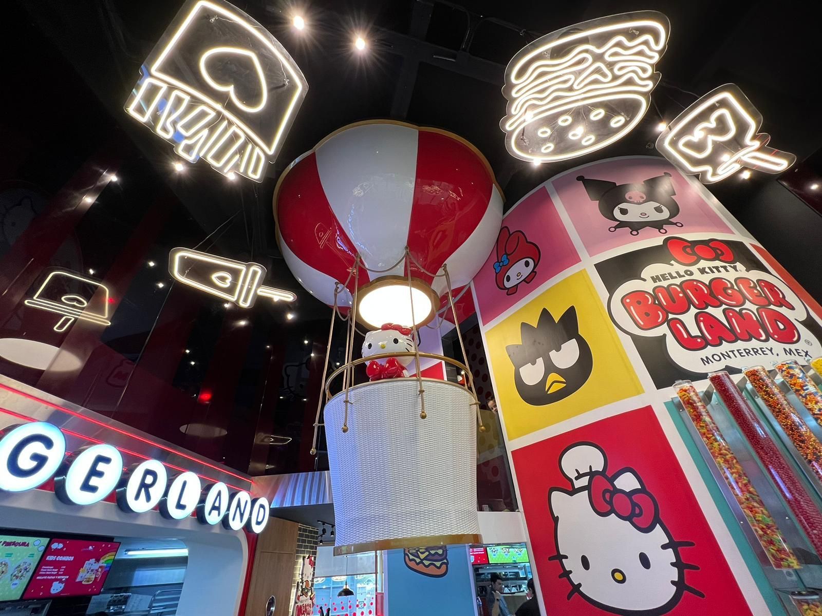 For years, experts predicted that e-commerce would completely replace physical stores. 