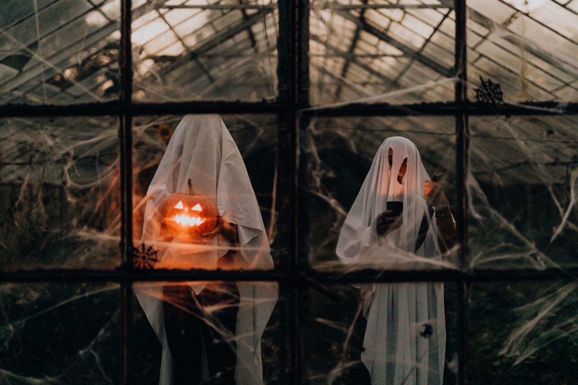 Fabricación de Props para Halloween | Scenic Studios