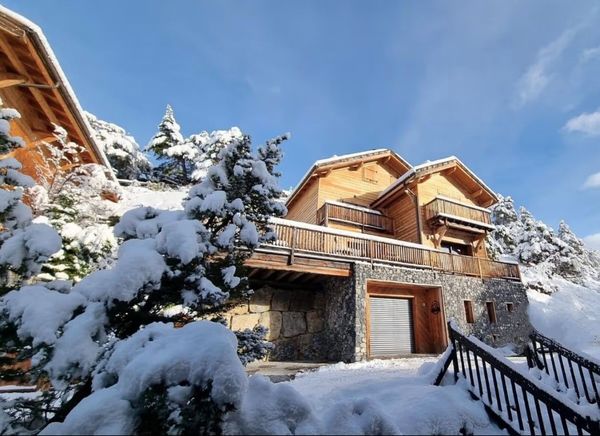 Chalet de prestige à Auron sous la neige, station de ski du Mercantour
