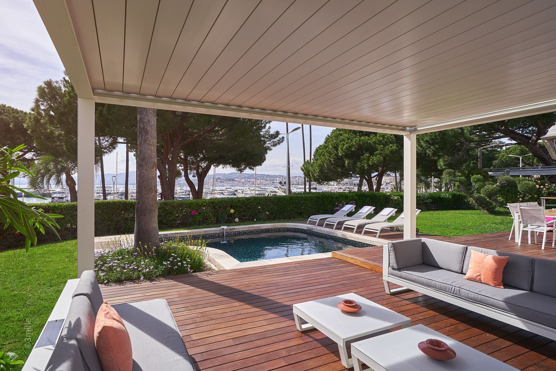 Terrasse de villa avec salon d'extérieur et piscine, près de la Croisette à Cannes