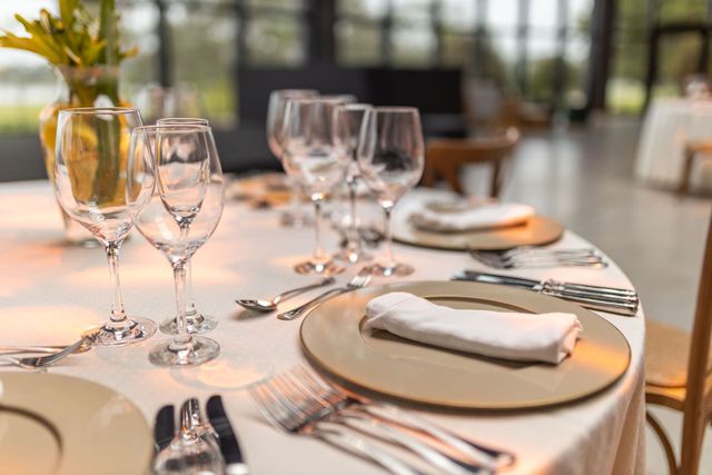 Table dressée pour un dîner – gastronomie et domaines viticoles de la Côte d'Azur