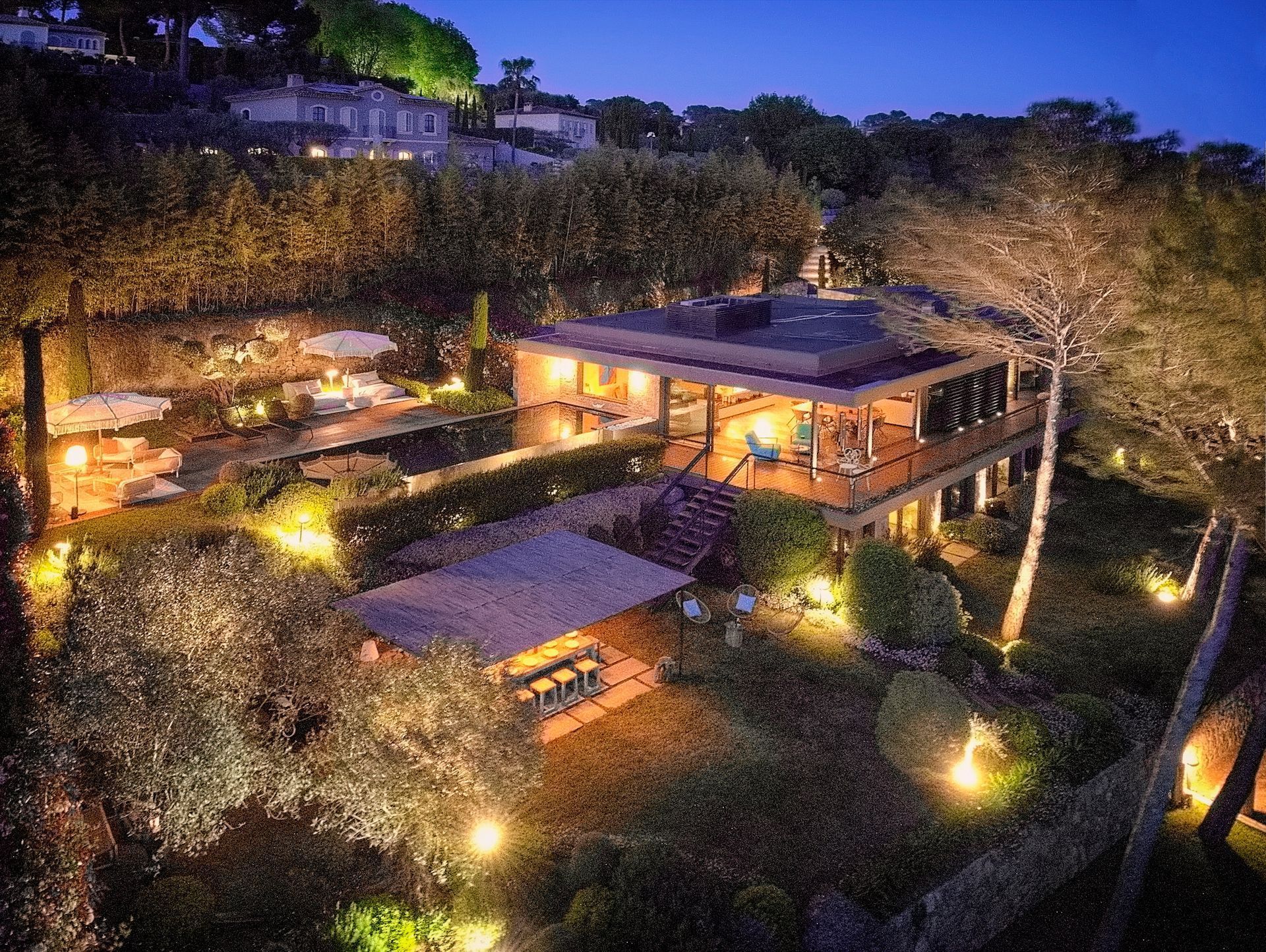 Villa éclairée de nuit avec piscine, entre Cannes et Monaco