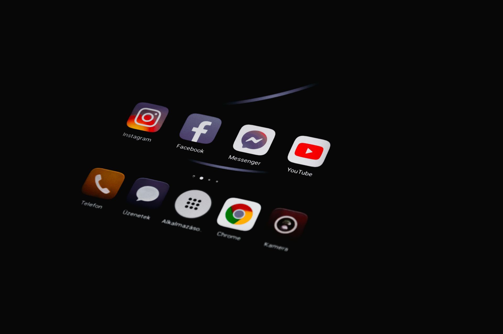Android home screen with social media and app icons on a dark background