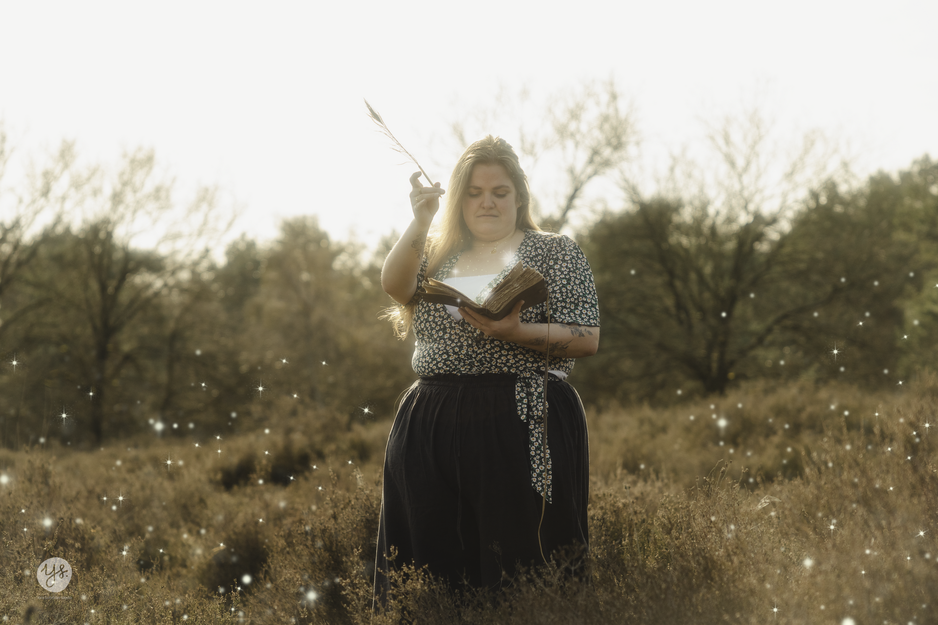 Vrouw met vintage boek die magie schrijft