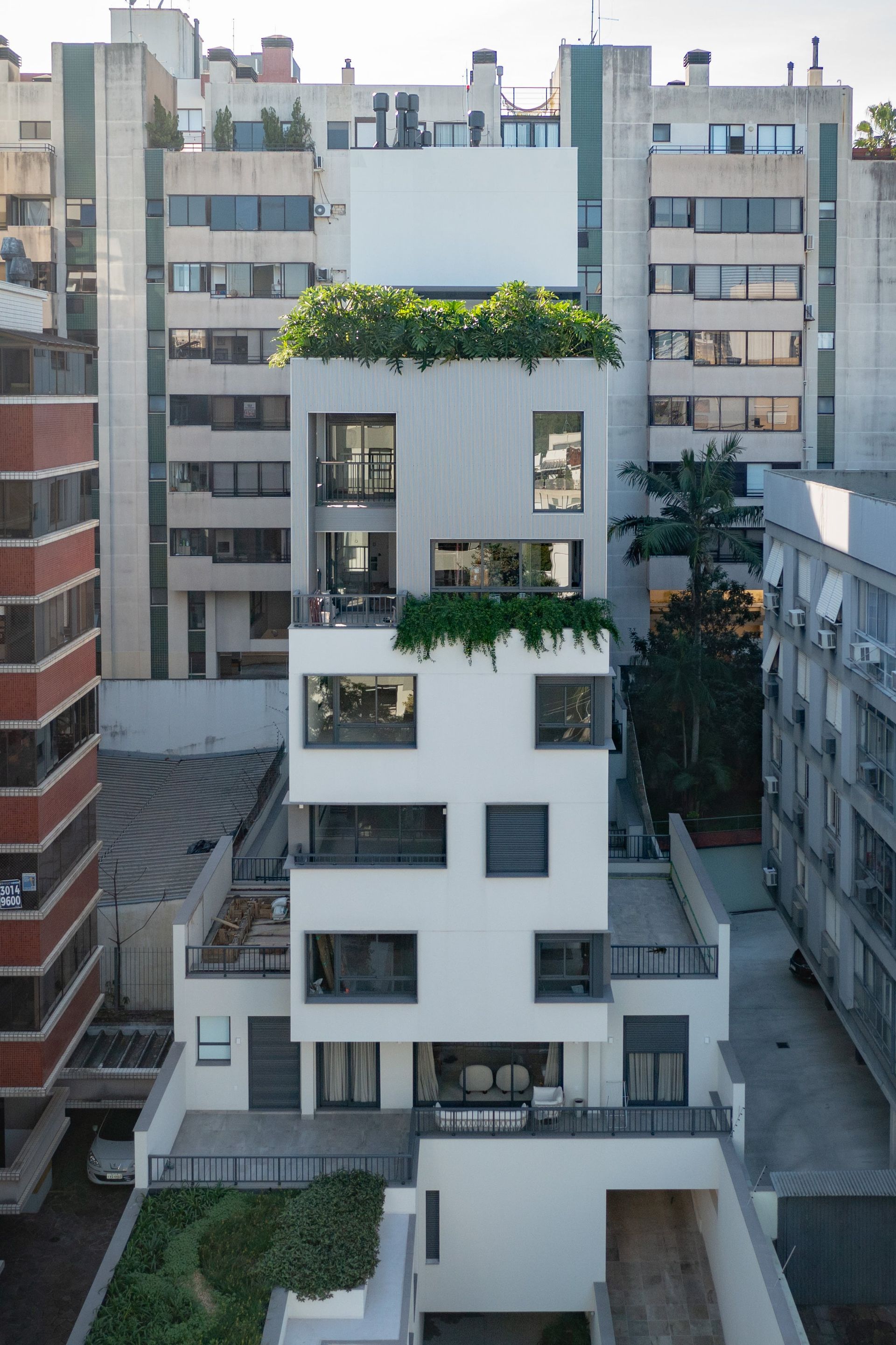 Impressão artística de um edifício alto com muitas janelas