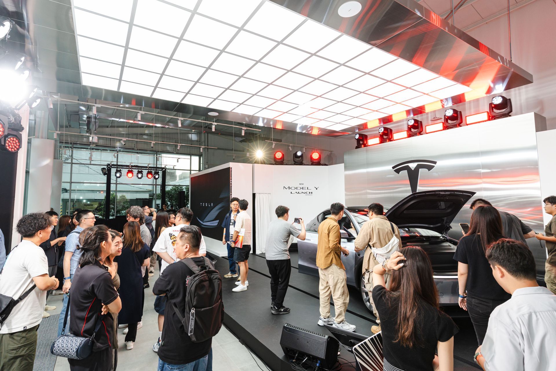 2025 特斯拉Model Y交車