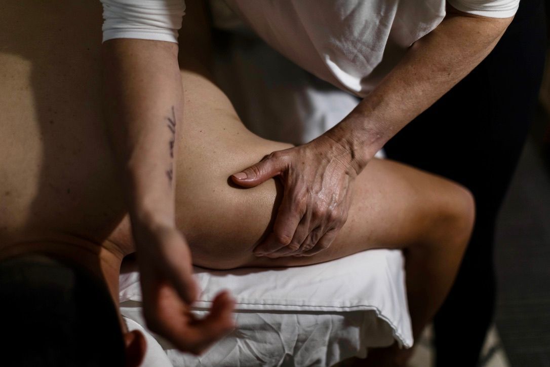 A massage therapist providing massage in Beaverton, Oregon