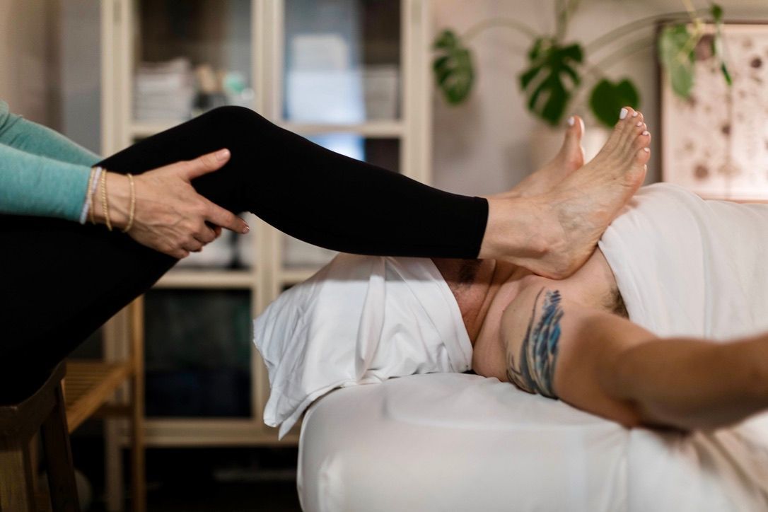 A massage therapist providing massage in Beaverton, Oregon