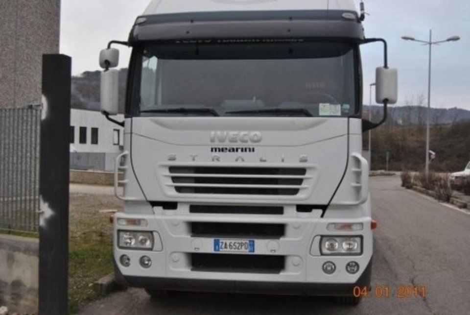Camion a due assi con gru