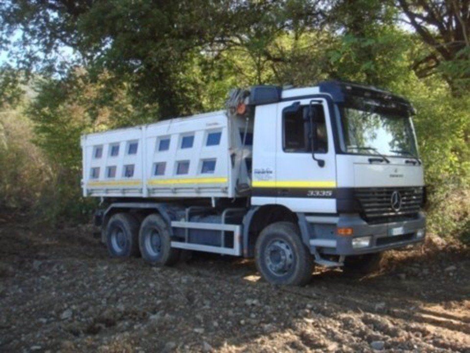 Camion con vasca per trasporto detriti