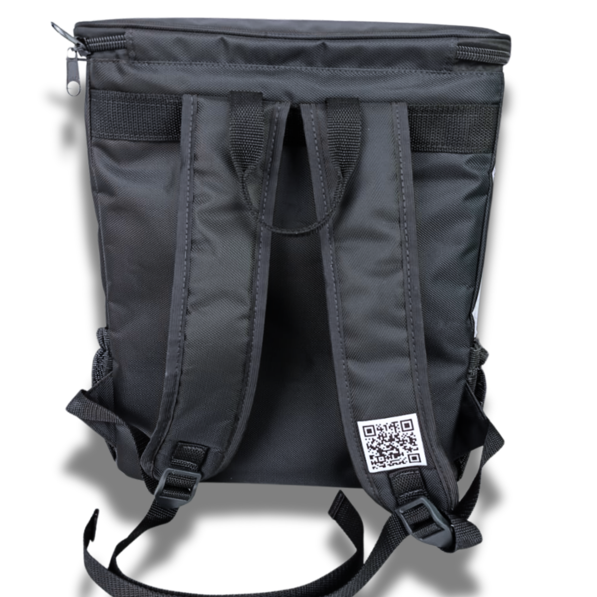 Mochila preta com alças ajustáveis, fecho de zíper e etiqueta com QR code.