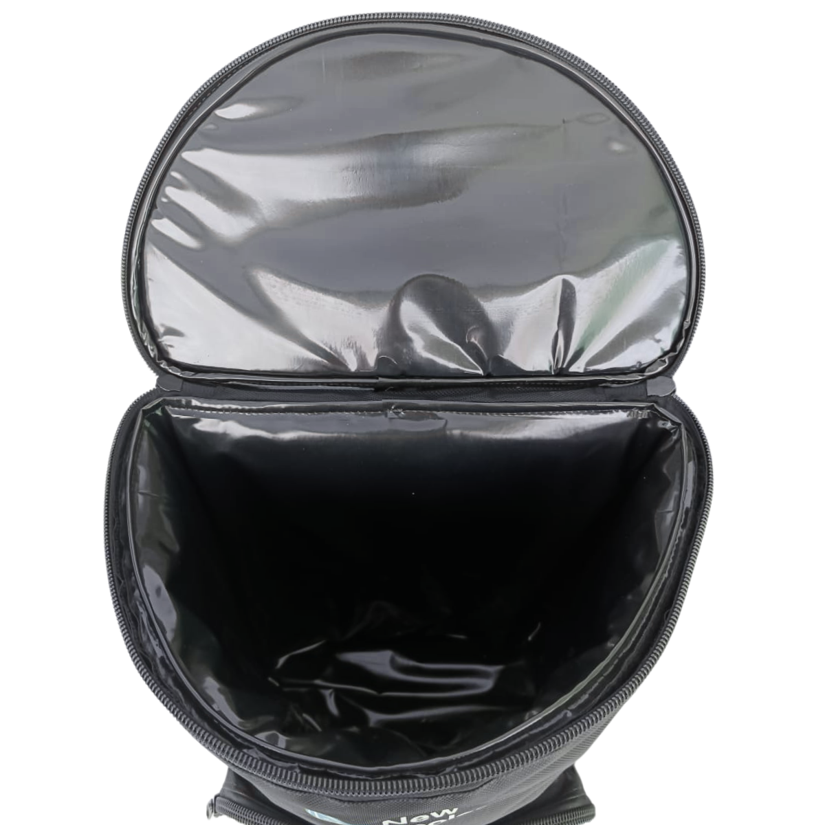 Bolsa térmica preta aberta com interior brilhante, vista superior.