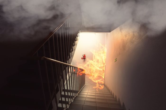 Une bouche d'incendie est utilisée pour éteindre un incendie dans un bâtiment.