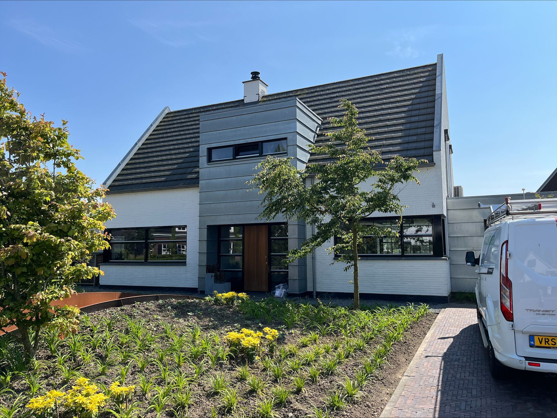 Voor deze prachtige villa in Sommelsdijk hebben we het exterieur naar een hoger niveau getild door alle gevelkozijnen en deuren te voorzien van een strakke, zwarte afwerking.