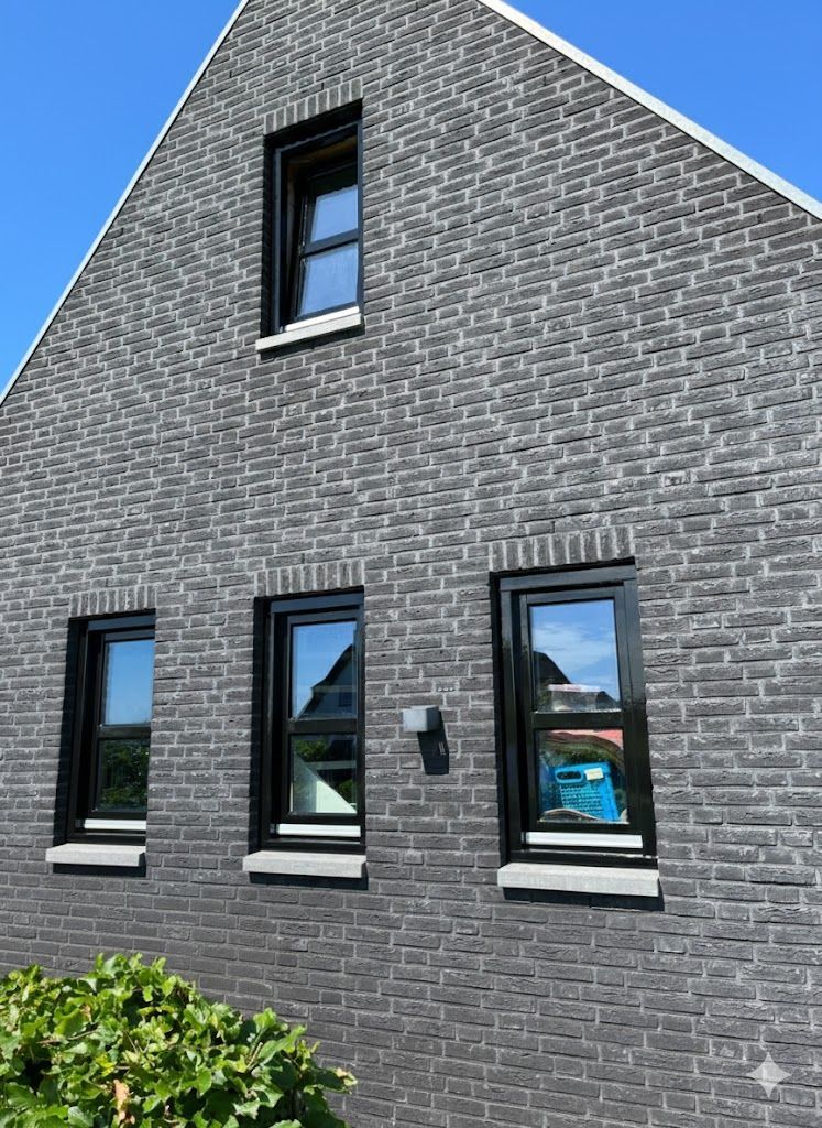 Voor deze prachtige villa in Sommelsdijk hebben we het exterieur naar een hoger niveau getild door alle gevelkozijnen en deuren te voorzien van een strakke, zwarte afwerking.