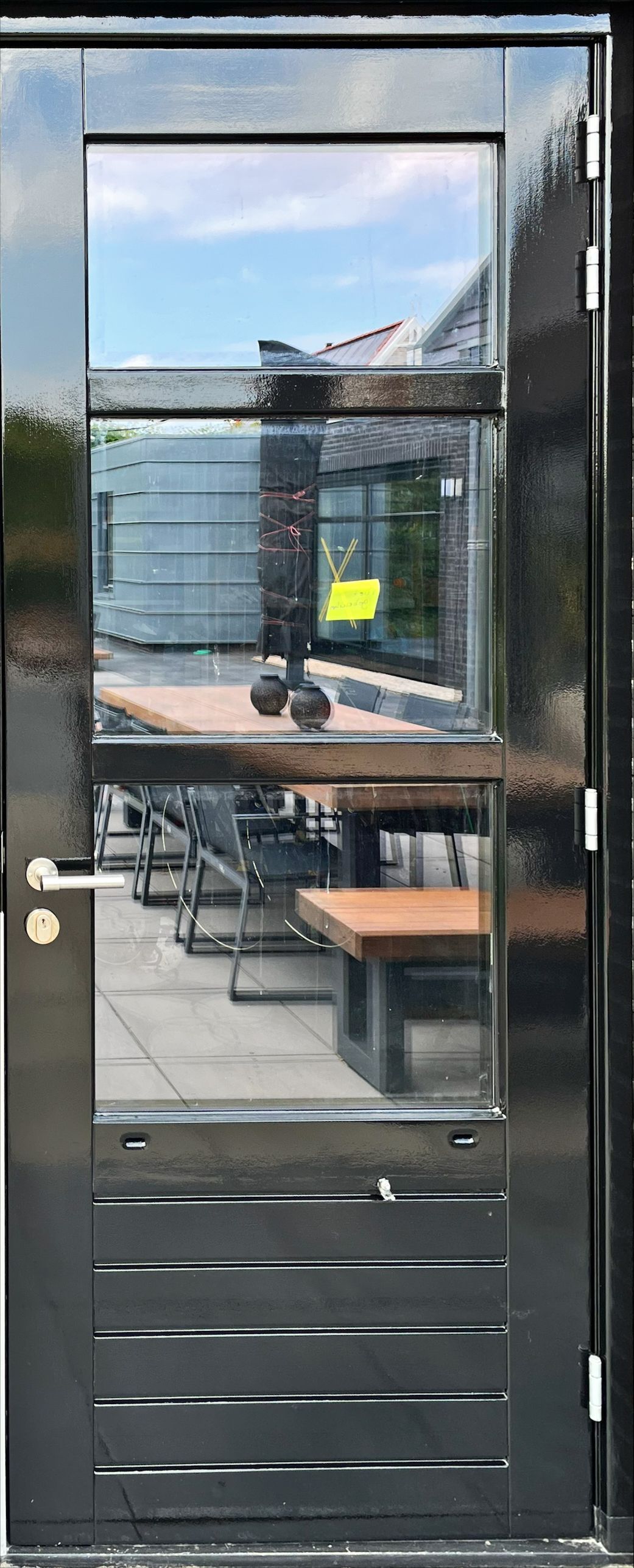 Voor deze prachtige villa in Sommelsdijk hebben we het exterieur naar een hoger niveau getild door alle gevelkozijnen en deuren te voorzien van een strakke, zwarte afwerking.