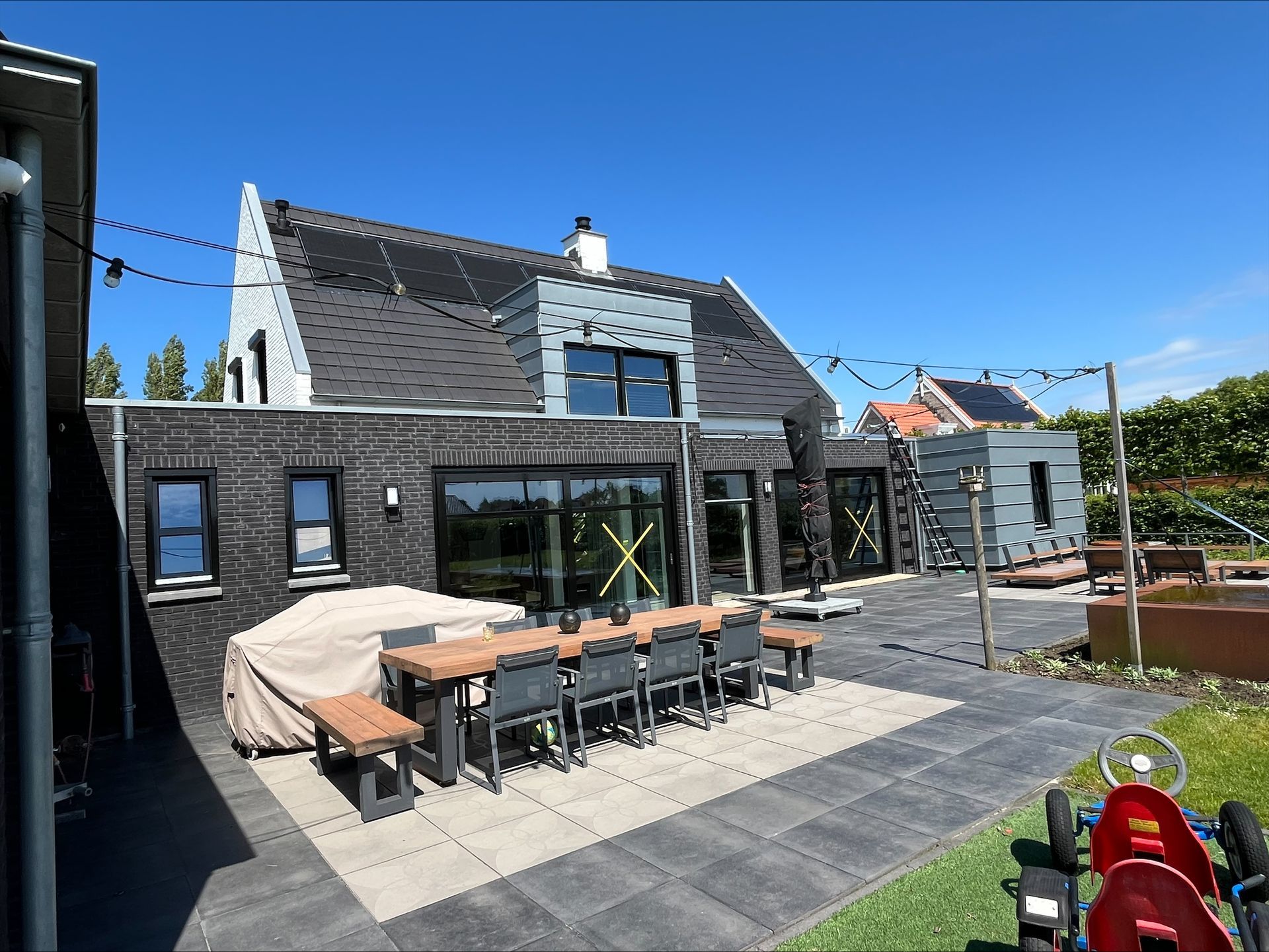 Voor deze prachtige villa in Sommelsdijk hebben we het exterieur naar een hoger niveau getild door alle gevelkozijnen en deuren te voorzien van een strakke, zwarte afwerking.