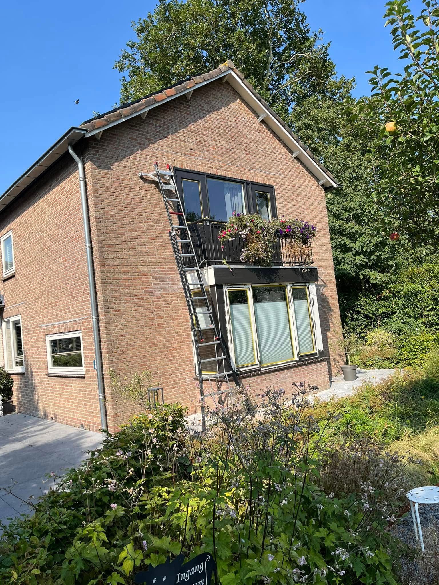 Grote schilders klus en totale kleurtransformatie van woning en grote schuur