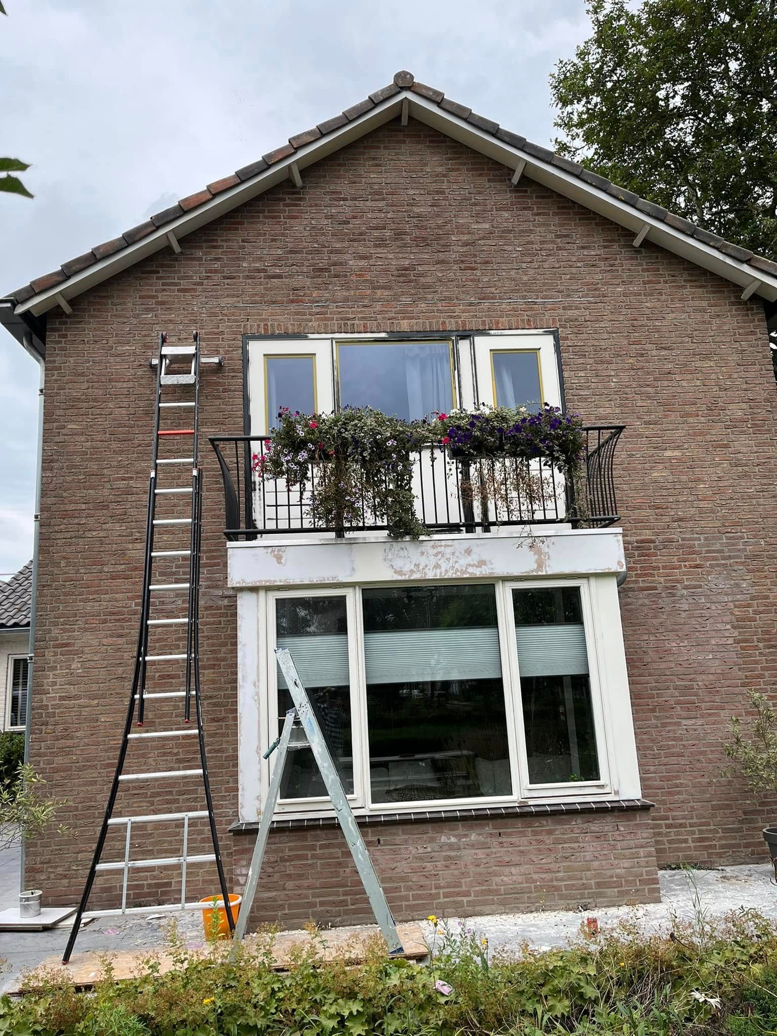 Grote schilders klus en totale kleurtransformatie van woning en grote schuur