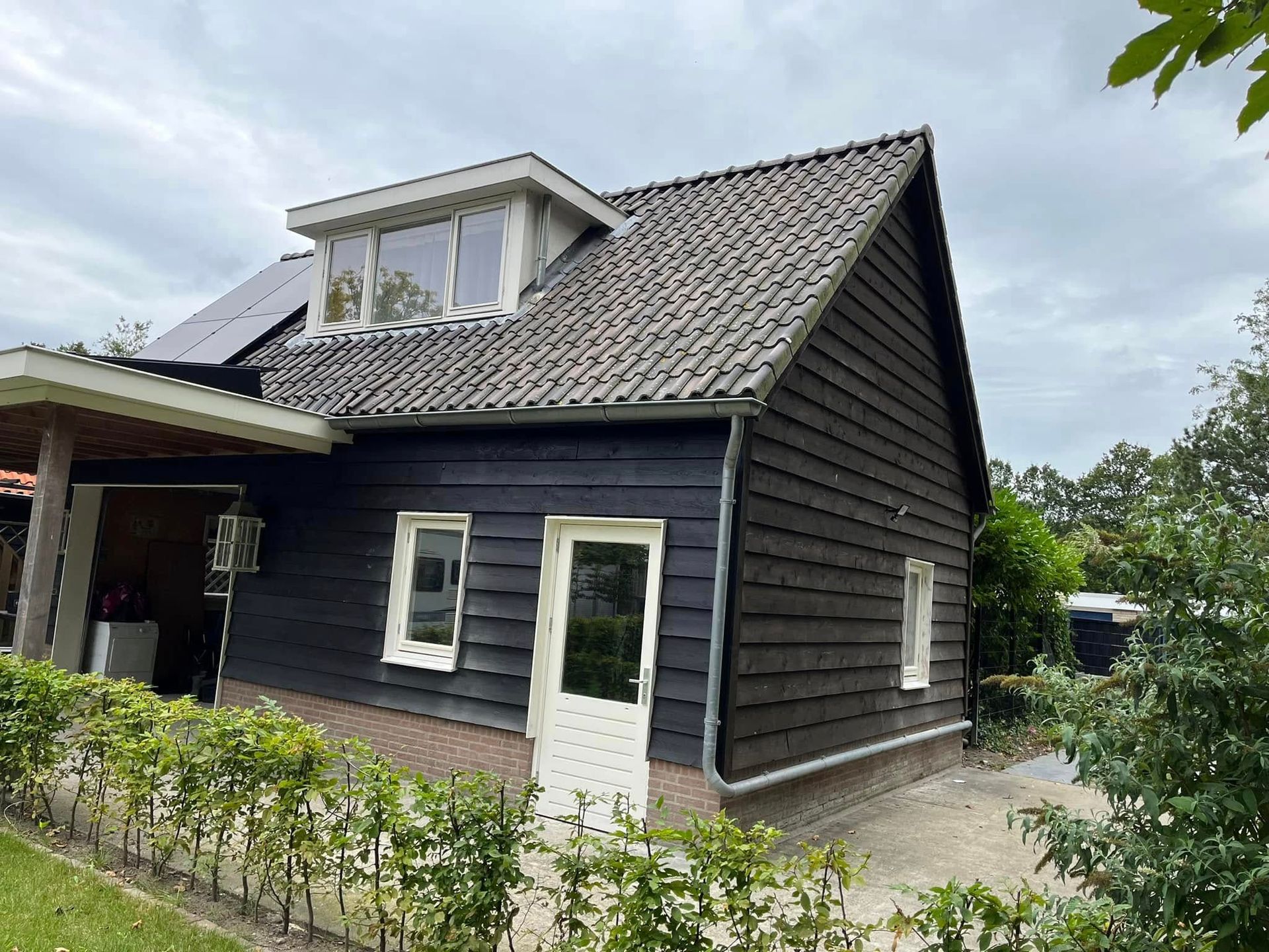 Grote schilders klus en totale kleurtransformatie van woning en grote schuur