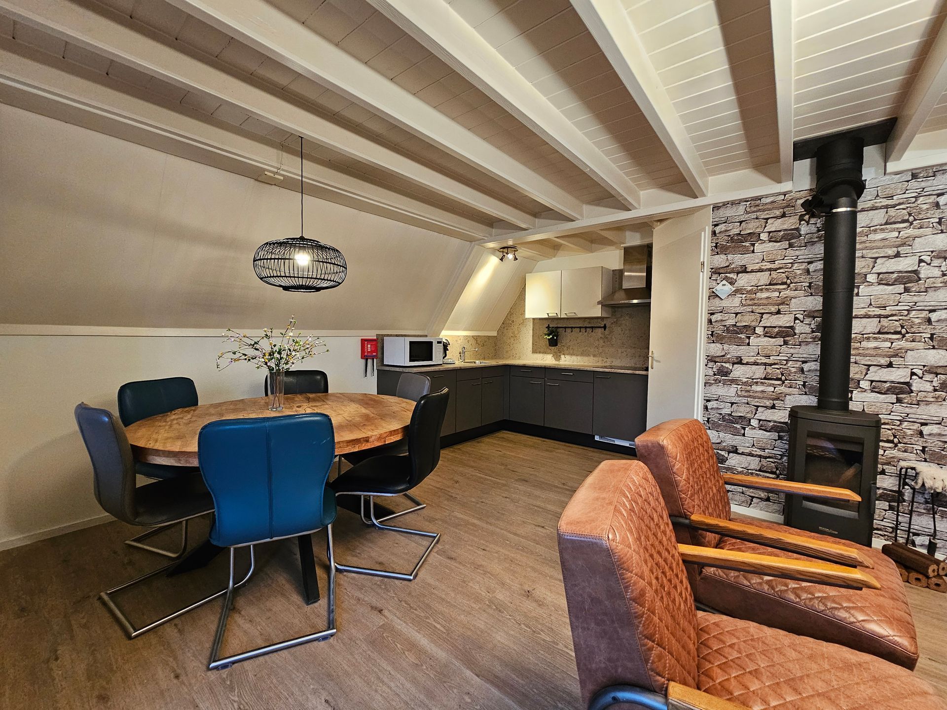 Open keuken sfeervolle woonkamer vakantiebungalow