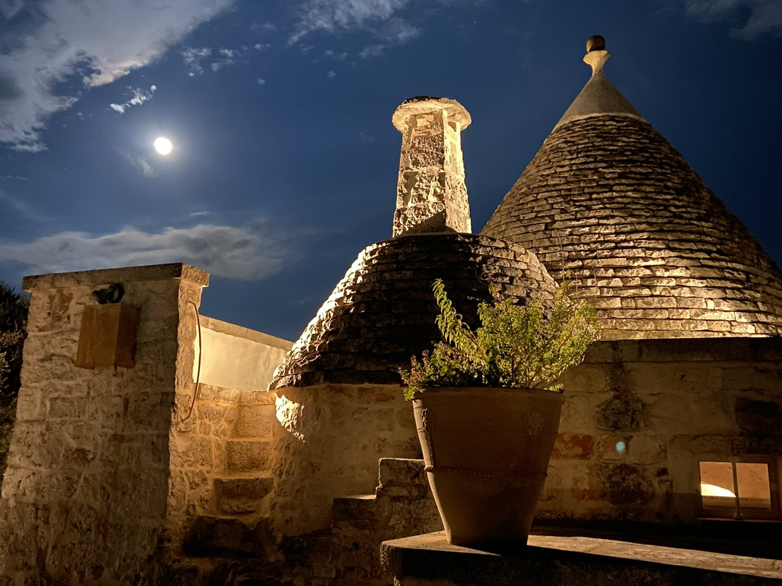 Trullo Allegro di notte con luna piena