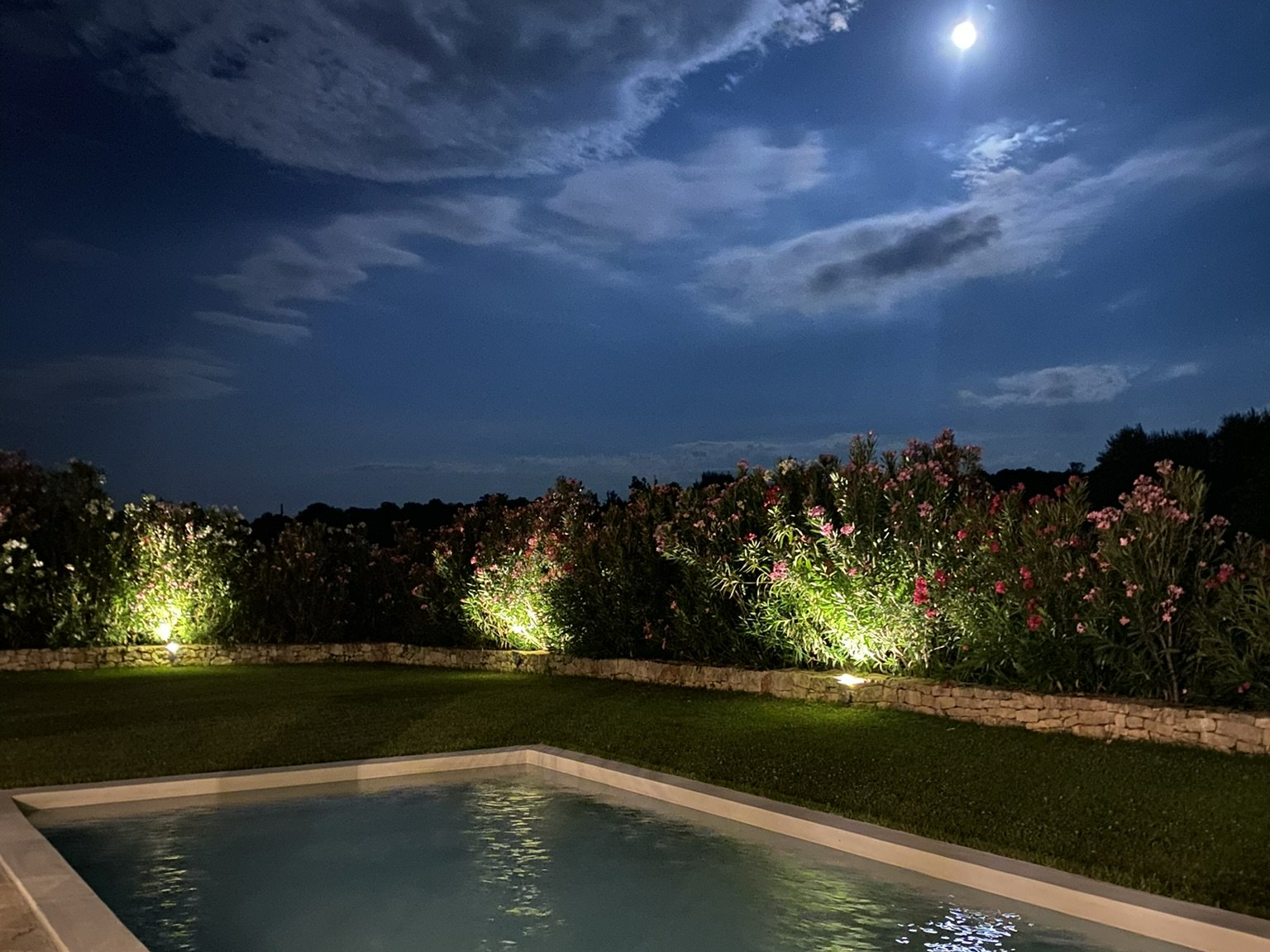 La piscina del Trullo allegro di sera