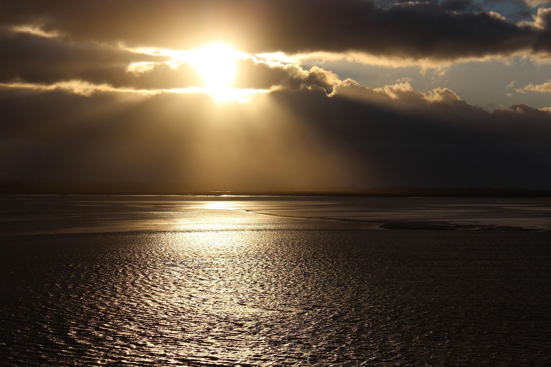 Couché de soleil qui reflète sur l'eau