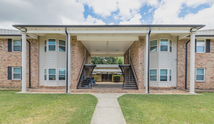 pensacola 2-story apartment complex with large pillars