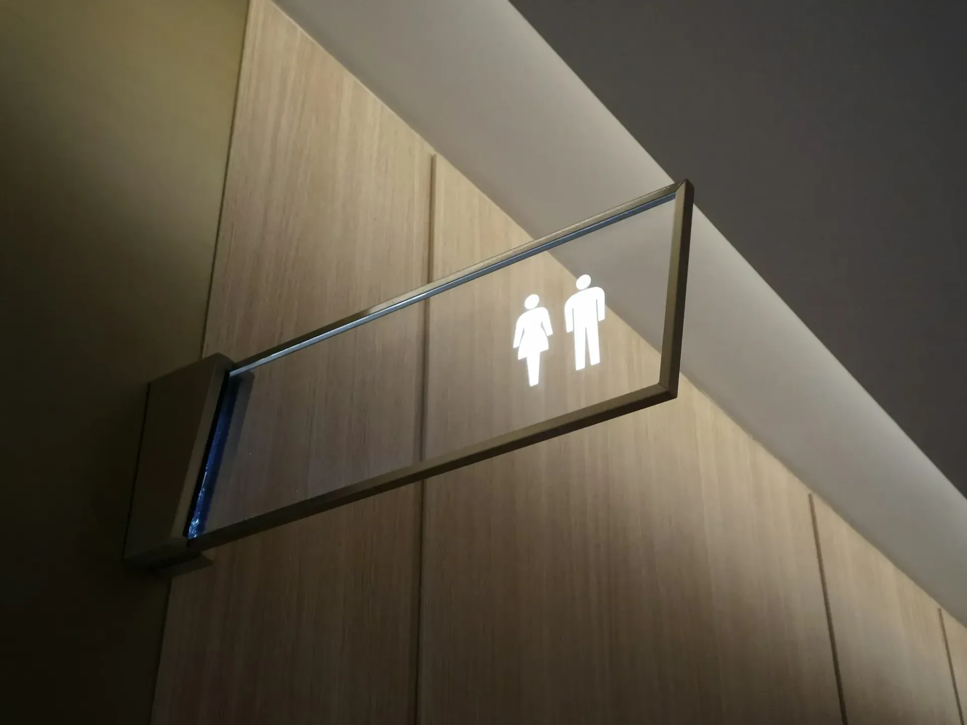 A sign on a wall that says ' men 's toilet ' on it