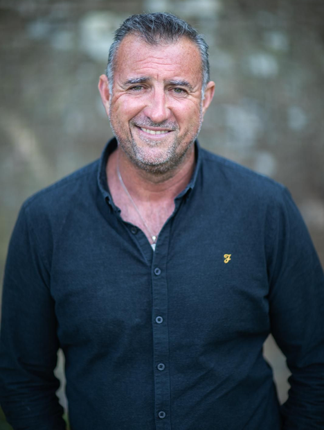 High performance mindset coach on a tennis court