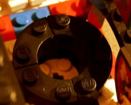 A close up of a lego brick with the letters u and i on it