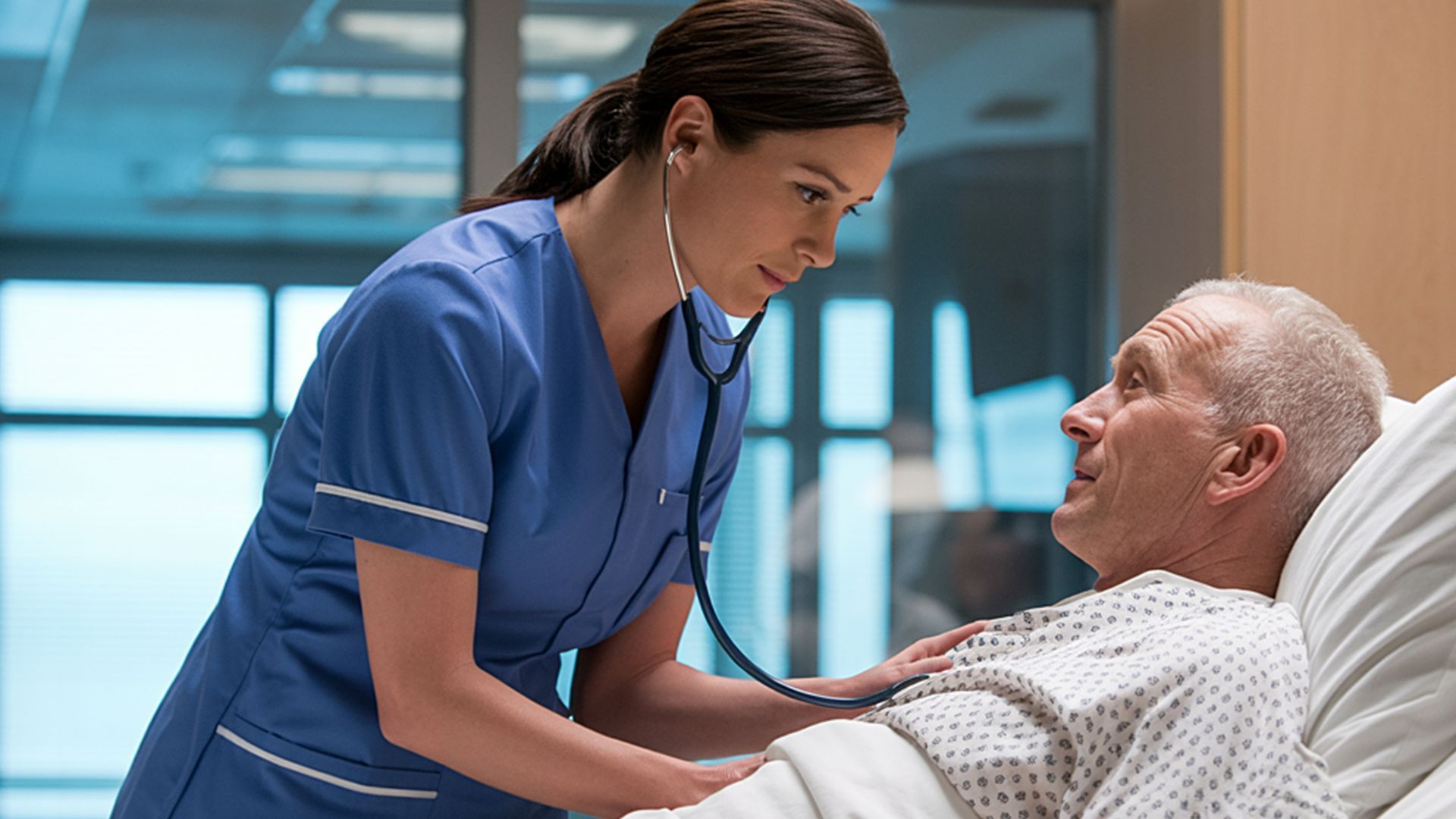 Profissional da saúde em ambiente hospitalar utilizando EPI durante atividade com exposição a agente