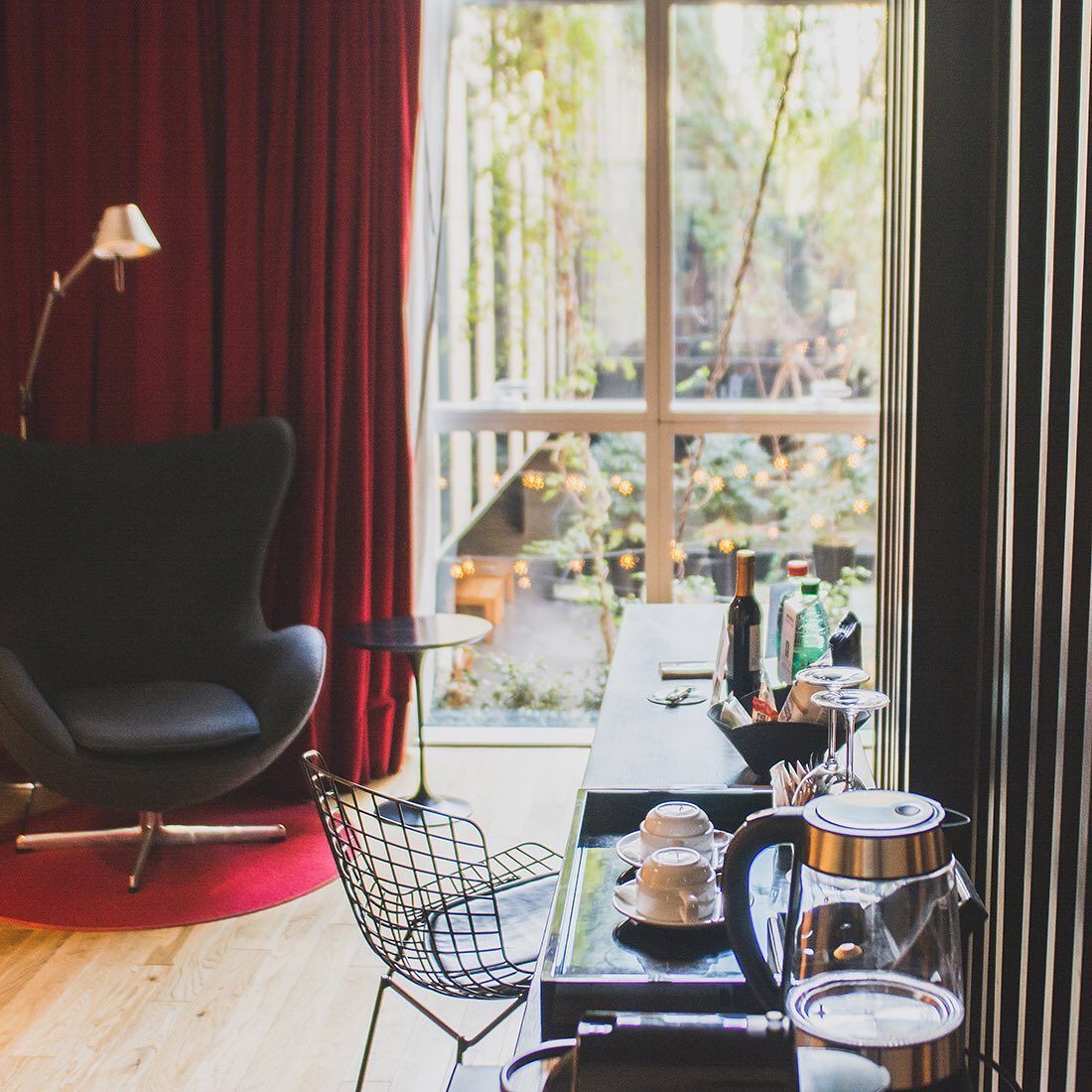 Una habitación con una silla, una mesa y una ventana