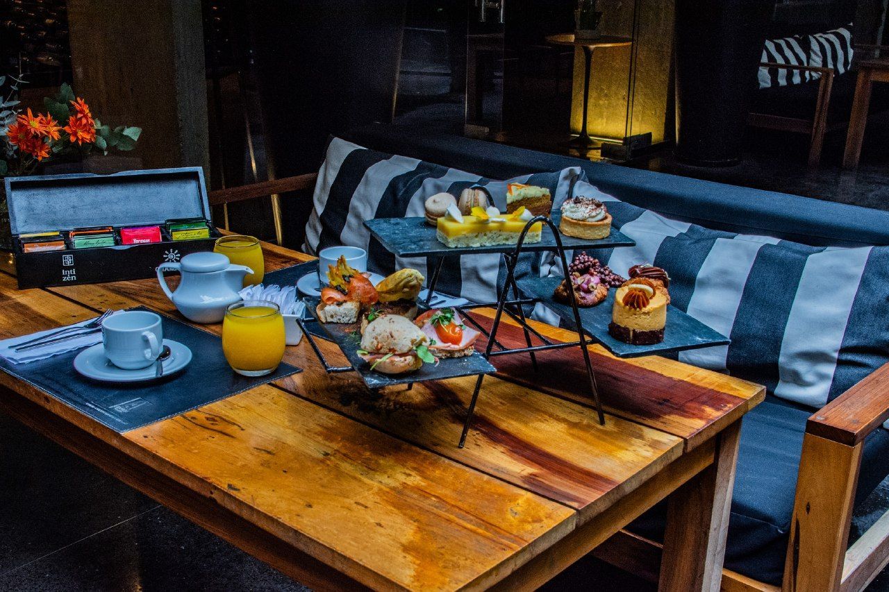 Una mesa de madera cubierta con platos de comida y bebidas.