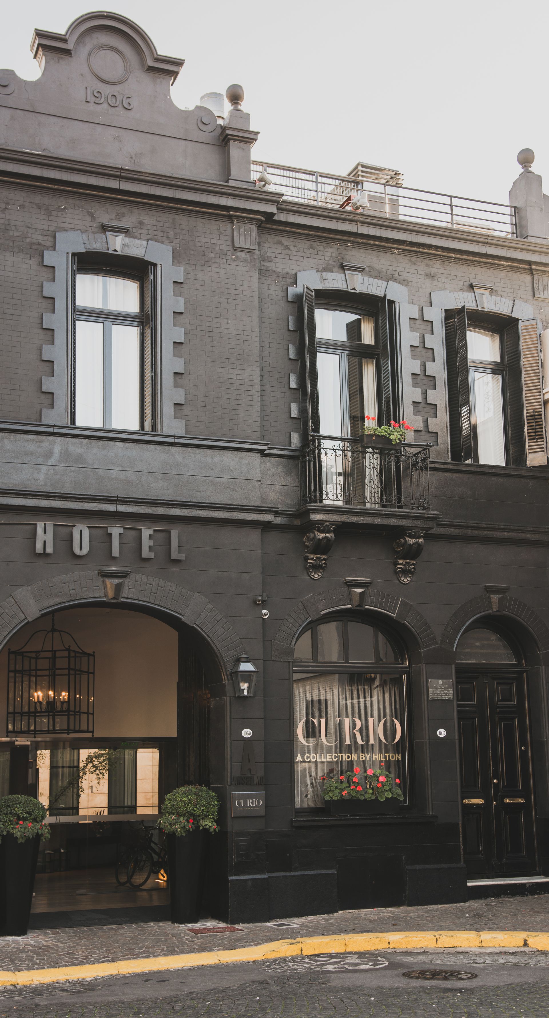 Un edificio negro con la palabra hotel.