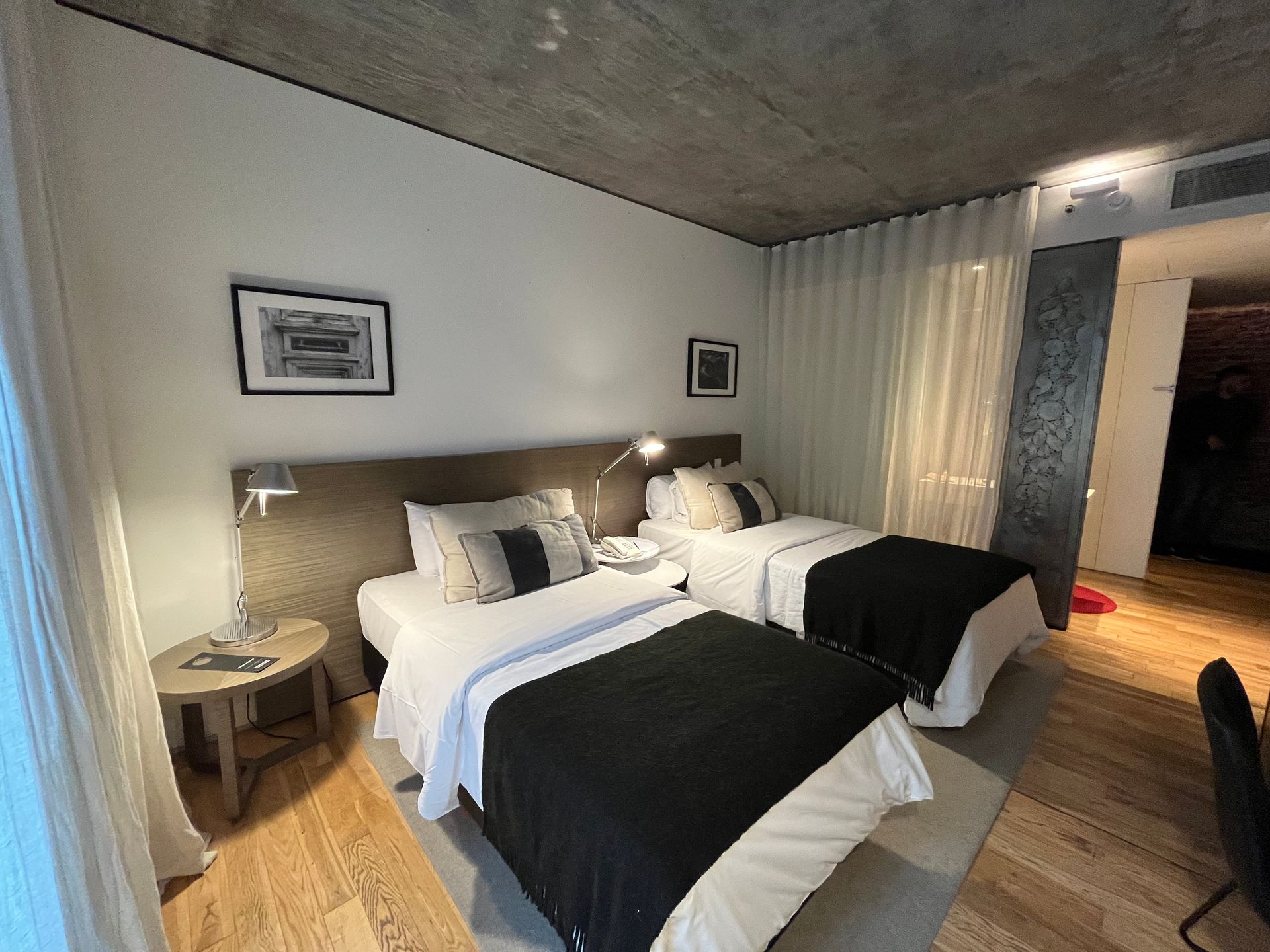 Una habitación de hotel con dos camas y una mesa