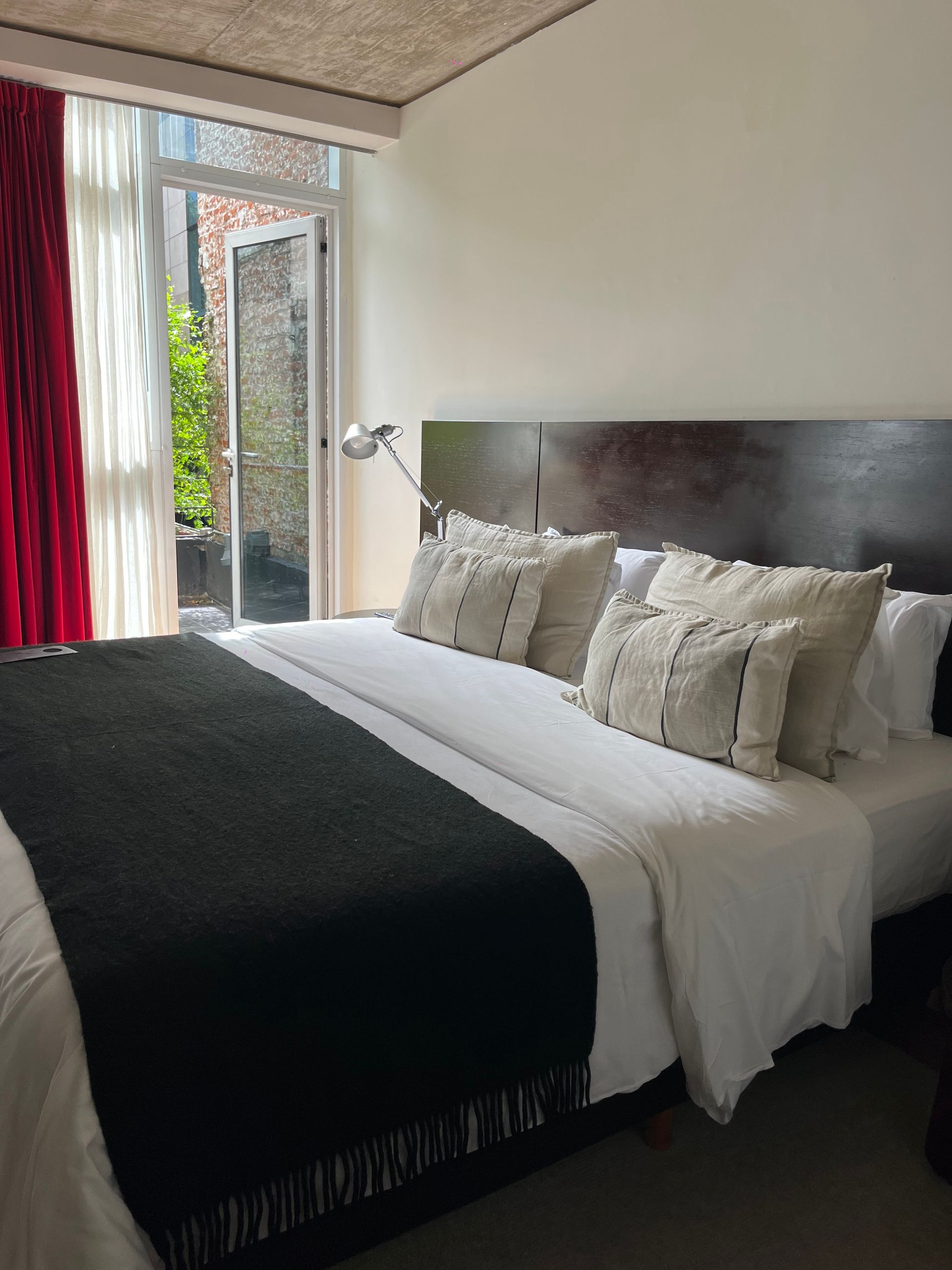 Una habitación de hotel con una cama grande y una ventana.