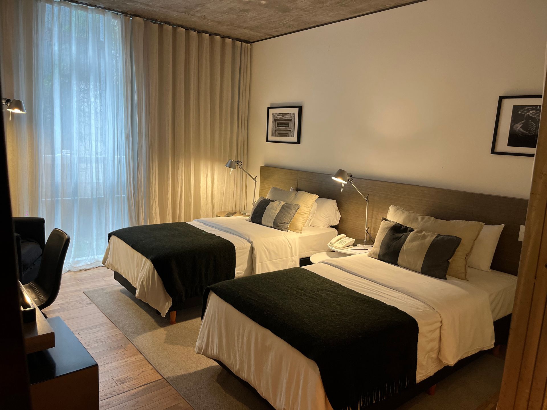 Una habitación con una silla, una mesa y una ventana
