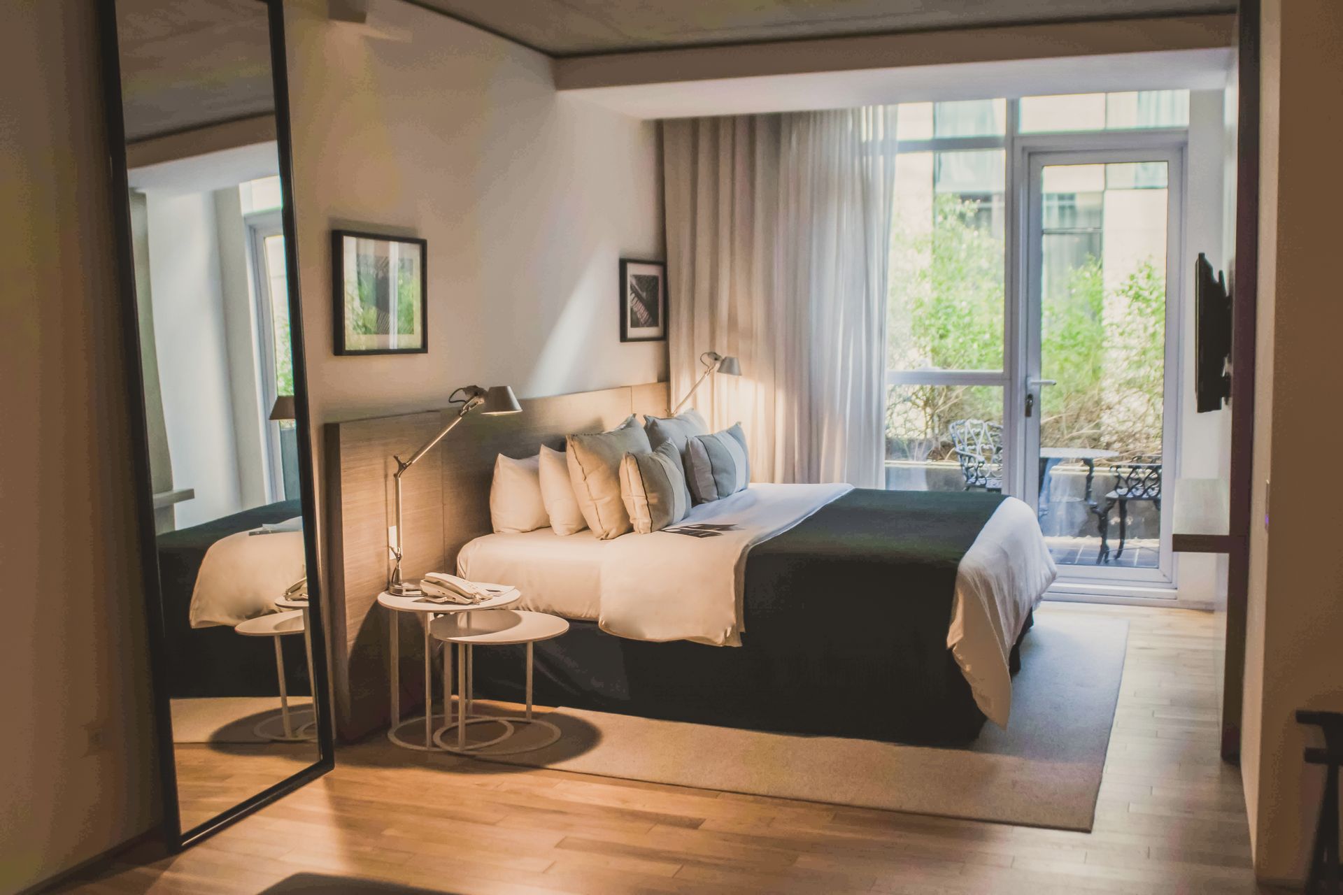 Una habitación de hotel con una cama grande y un gran espejo.